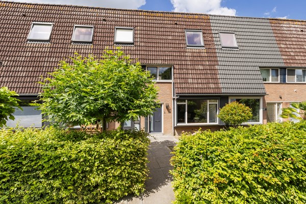 Foto - Verkocht onder voorbehoud: Instapklare tussenwoning op een rustige, autoluwe locatie!